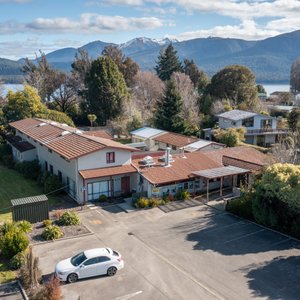 Te Anau Central Backpackers
 29 Mokonui Street 
 03 249 9034