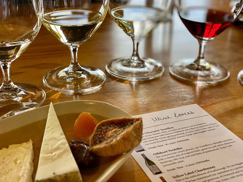 Uma prova de degustação de vinhos, um menu e snacks