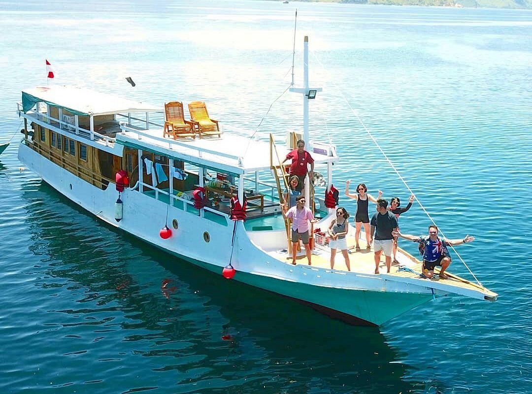 family labuan bajo tour and travel