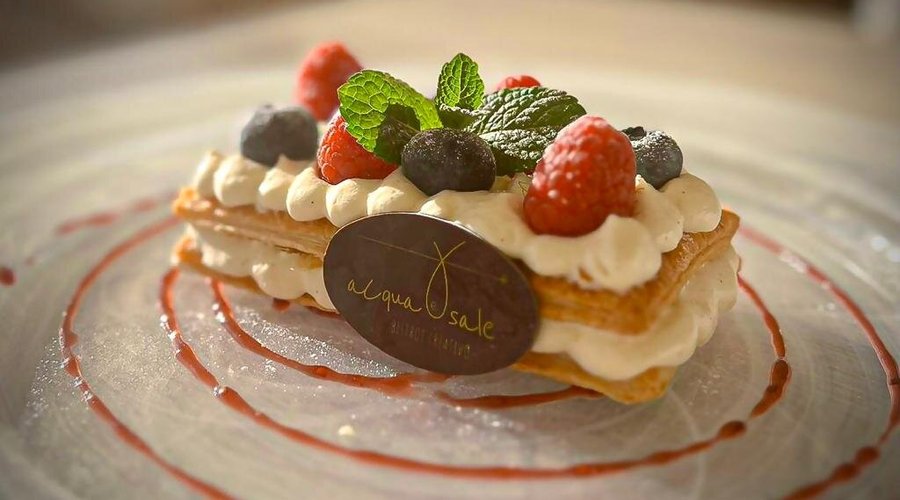 Millefoglie con crema chantilly e frutti di bosco freschi. #millefoglie #chantilly #fruttidibosco 