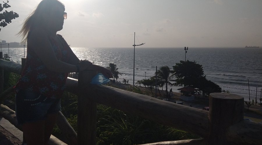 No mirante esperando pelo põr do sol