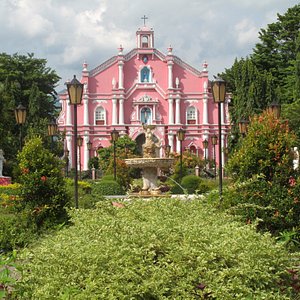 Villa Escudero museum garden