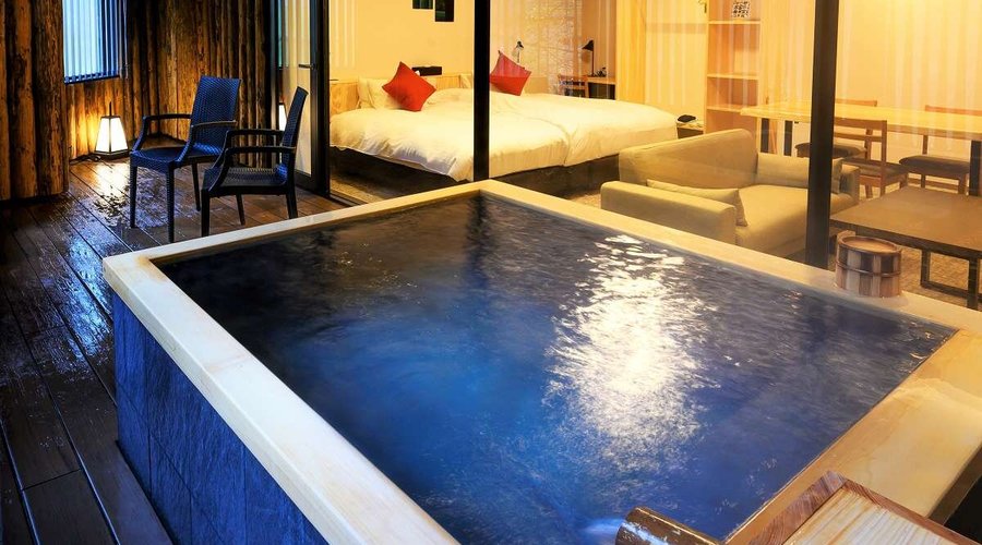 全６室【半露天風呂付き特別室】源泉かけ流しの湯をお部屋で　専用ラウンジ付

2022年11月、「くつろぎ宿 新滝」に6室の「半露天風呂付き特別室」がオープンしました。

東山温泉を流れる「湯川」、その渓流沿いに特別室はオープンしました。

好きな時に好きなだけ、ご滞在中、いつでも温泉に。

半露天風呂付きの特別室だけの贅沢です。

湯は源泉かけ流し、東山温泉の美肌の湯をお部屋の中でひとり占めできます。

専用ラウンジ付で、ご夕食も「半露天風呂付き特別室」お客様限定の「特別創作会津郷土料理膳」をご用意しています。

会津で特別なご滞在をお探しの方や、記念日のご利用におすすめです。

ご宿泊は公式サイトのほか、じゃらんnetや楽天トラベルなどからご予約いただけます。