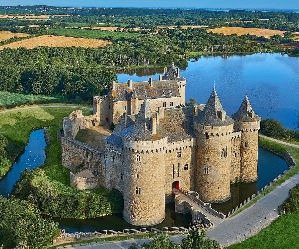 Средневековый замок во франции. Замок Сусиньо Франция. Шато де куси донжон. Шато де Кюсси замок. Замок Сусиньо Бретань.