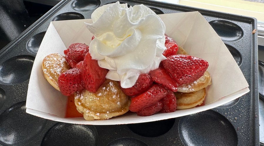 Pofferjes (Little Dutch Pancakes)