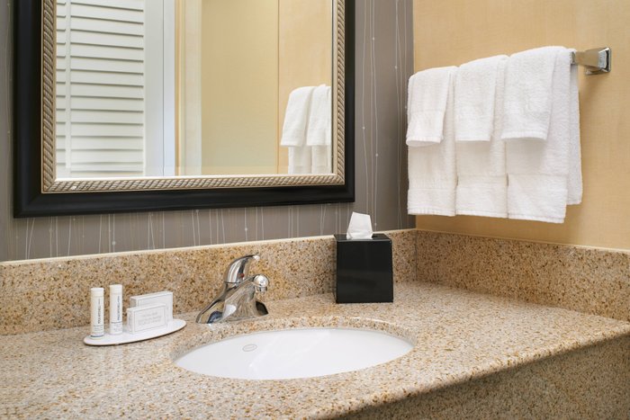 COURTYARD BY MARRIOTT ST. LOUIS WESTPORT PLAZA $125 ($̶1̶5̶5̶ ...