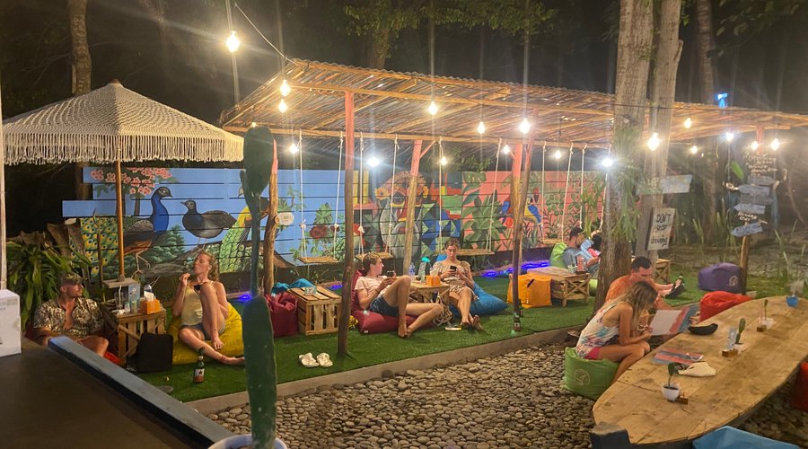 Suasana rumput baru , restoran kami banyak pengunjung