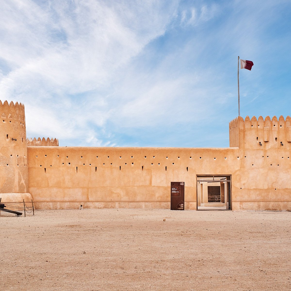 Al Zubara Fort (Madinat Ash Shamal, Qatar) là một trong những điểm đến không thể bỏ qua khi đến thăm Qatar. Lâu đài Al Zubara được xây dựng vào thế kỷ 18 và hiện đang được bảo tồn tốt. Từ đây, du khách có thể chiêm ngưỡng vẻ đẹp của thành phố cổ Madinat Ash Shamal. Xem ảnh đẹp về lâu đài và đánh giá của chúng tôi để biết thêm chi tiết!