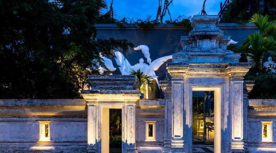 The Pool Villas entrance archway. 