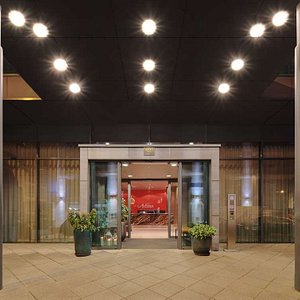adina apartment hotel frankfurt neue oper entrance