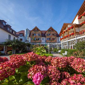 Ringhotel Krone Schnetzenhausen in Friedrichshafen, image may contain: Hotel, Neighborhood, Resort, Villa
