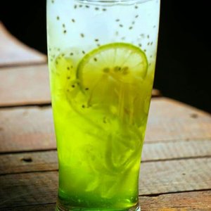 Es Kuwut. Es Kuwut khas bali yang isiannya terdiri dari serutan buah melon, kelapa muda, peresan jeruk nipis, biji selasih dan sirup melon ini racikan khan bali. Minuman yang menyegarkan dan juga banyak manfaatnya,, antara lain manfaatnya adalah buah melon untuk serat, kelapa muda untuk detok, perasan jeruk nipis untuk antioksida, biji selasih untuk mencegah panas dalam.