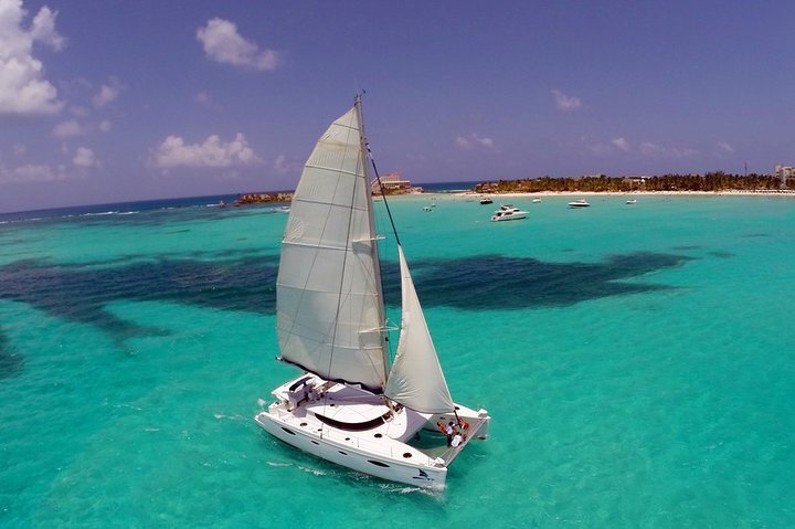 2023 Deluxe Isla Mujeres sailing tour with transportation