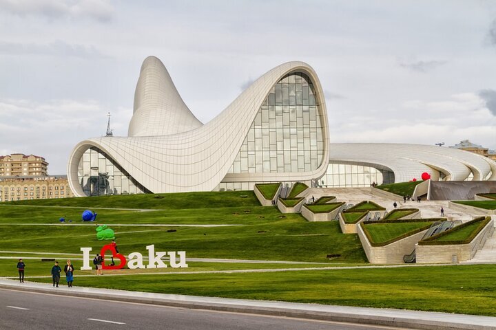 2024 Baku Exploring Baku A Walking Tour   Caption 