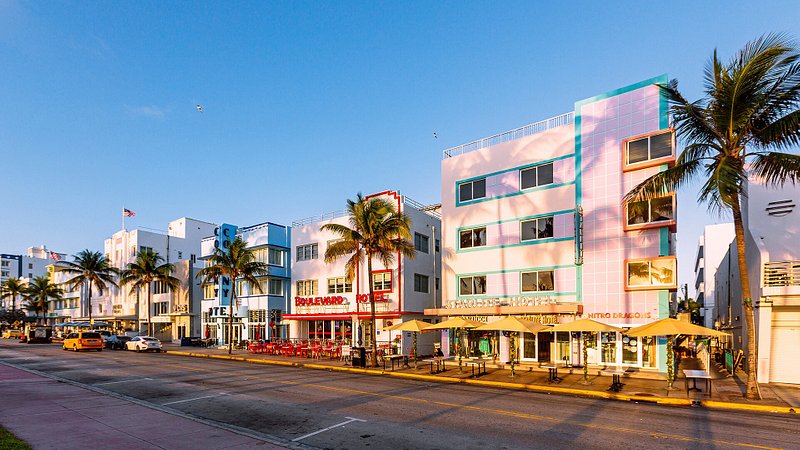 Art Deco hotels along the Ocean Drive in South Beach, Miami 