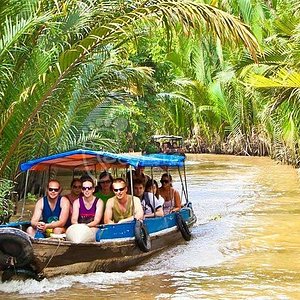 LV_TravelBook-Vietnam-Floating market on the Mekong - Evelina  KhromtchenkoEvelina Khromtchenko