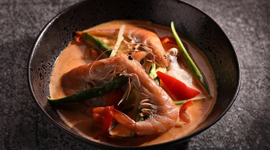 CÀ RI TÔM / HẢI SẢN - Homemade red curry with tiger prawns or seafood (scallopes, tiger prawns, octopuses) and asparagus