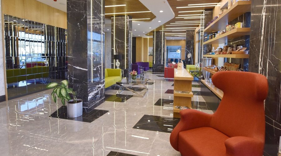 Trabzon şehir merkezinde, konforlu odalari, güler yüzlü hizmet anlayışı ve teknolojik ürünleri ile keyifli bir konaklama anlayışı vaat ediyor.