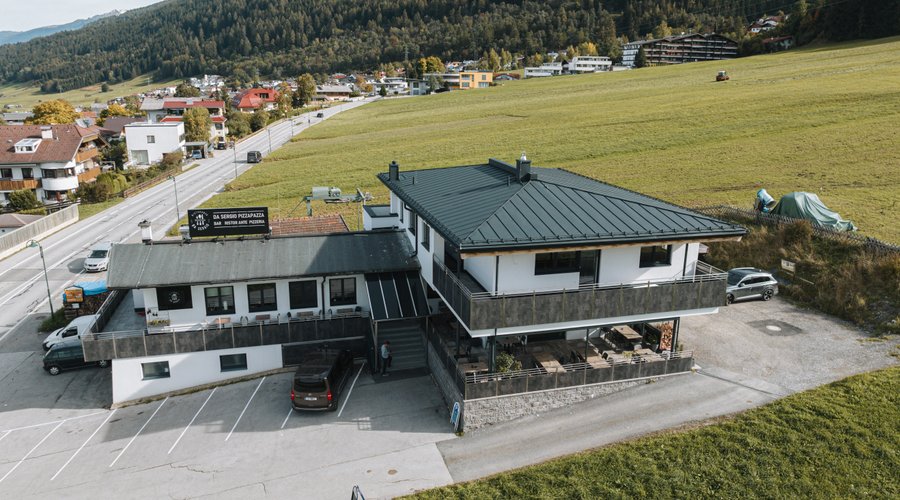 Die Wiesen Apartments im 1. Stock Erdgeschoß italienisches Restaurant Ristorante da Sergio Pizza Pazza
