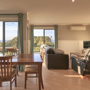 Cottage Dining & lounge area