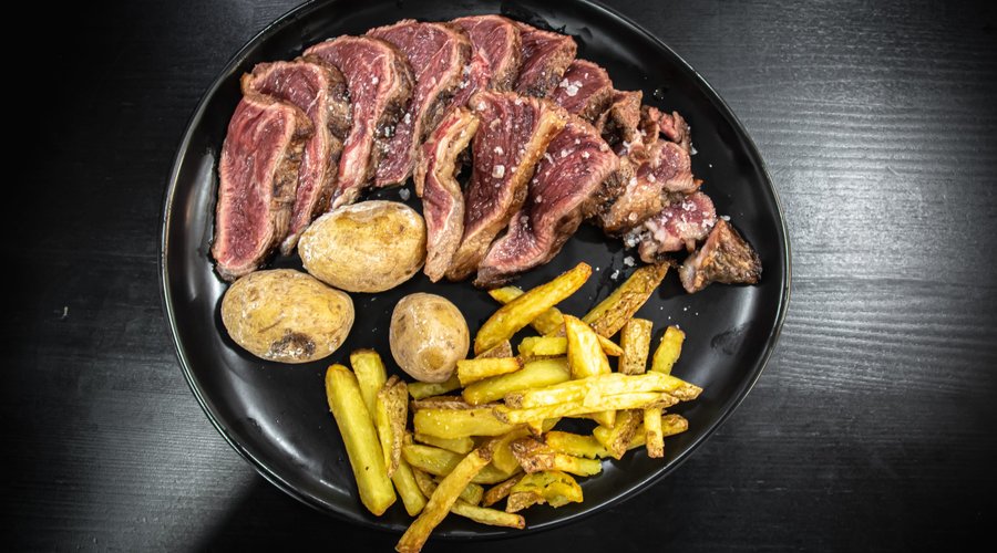 Solomillo Premium de añojo vacuno marcada a la brasa y terminada al gusto a la piedra.