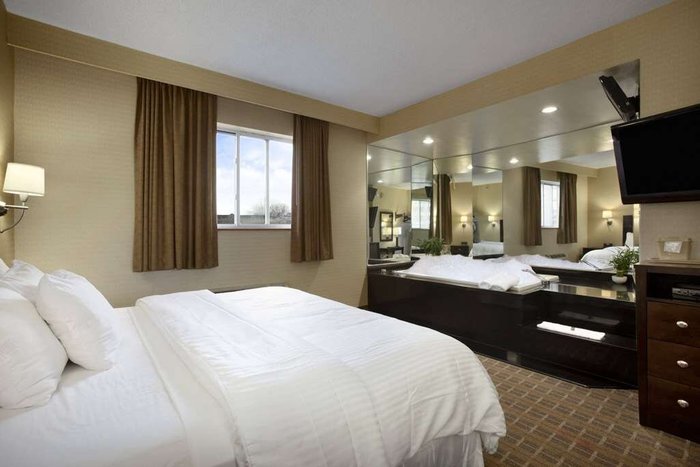 Ramada by Wyndham Bronx - hotel rooms