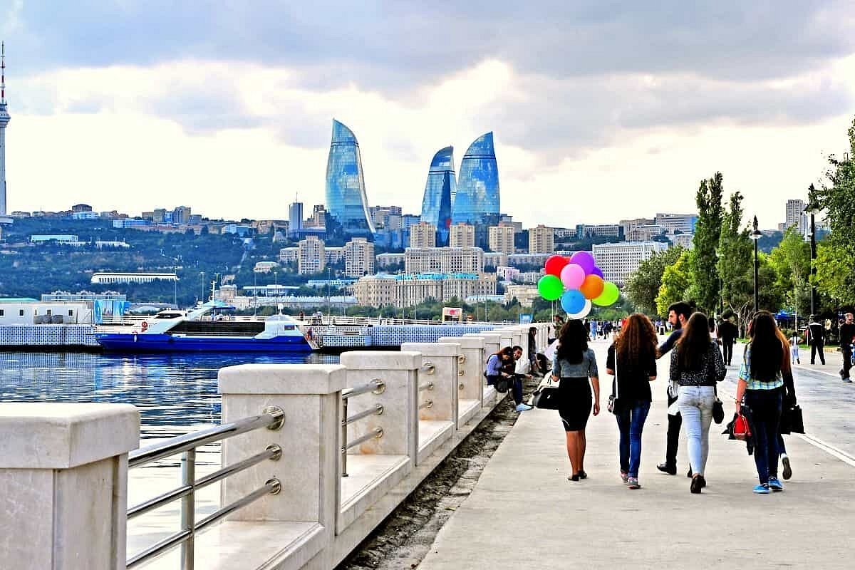 В честь кого назвали город баку. Набережная Баку 2022. Набережная Баку Азербайджан. Баку набережная бульвар. Набережная в Баку протяженность.