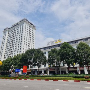 Viet Long Complex is one of the most significant Residencial and commercial building in Bac Ninh City. 
 The building consists of luxury apartments, spacious offices and retail spaces for leasing.