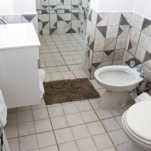 Baños con amplias duchas y hermoso diseño