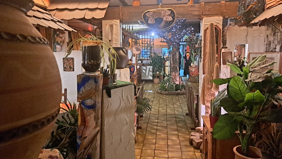 Das Lokal ist so eigerichtet, wie mensch sich eine mexikanische Cantina aus den Western der 70er Jahre vorstellt.