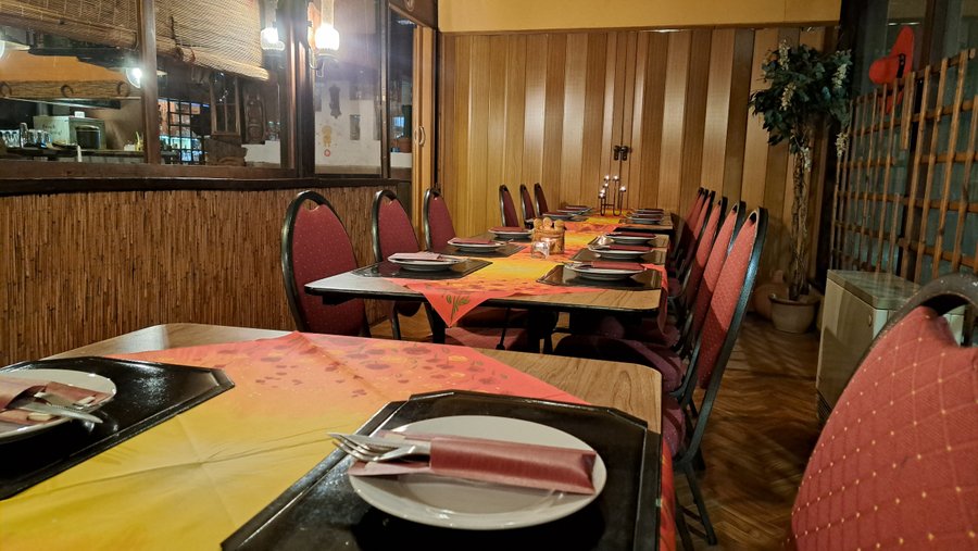 Der Tisch im Nebenzimmer ist einfach gedeckt