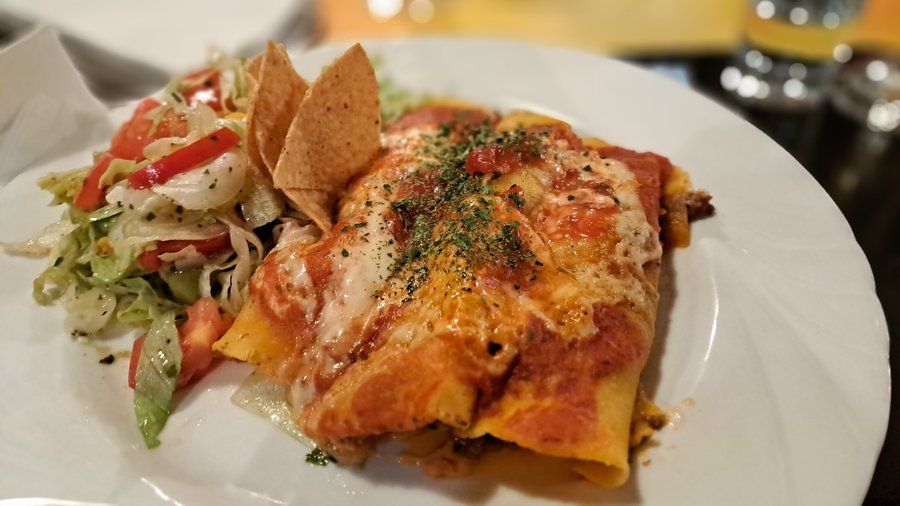 Enchiladas Tricolore: Drei unterschiedlich gefüllte, aber eigentlich gleich schmeckende Maistortillas.