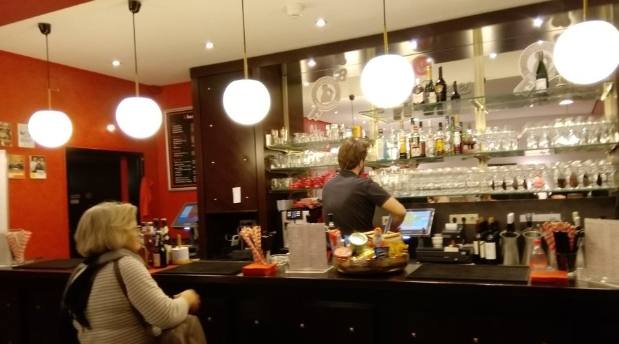 Eine Bar gibt es auch