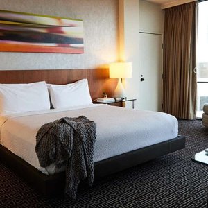 HOTEL DEREK KING