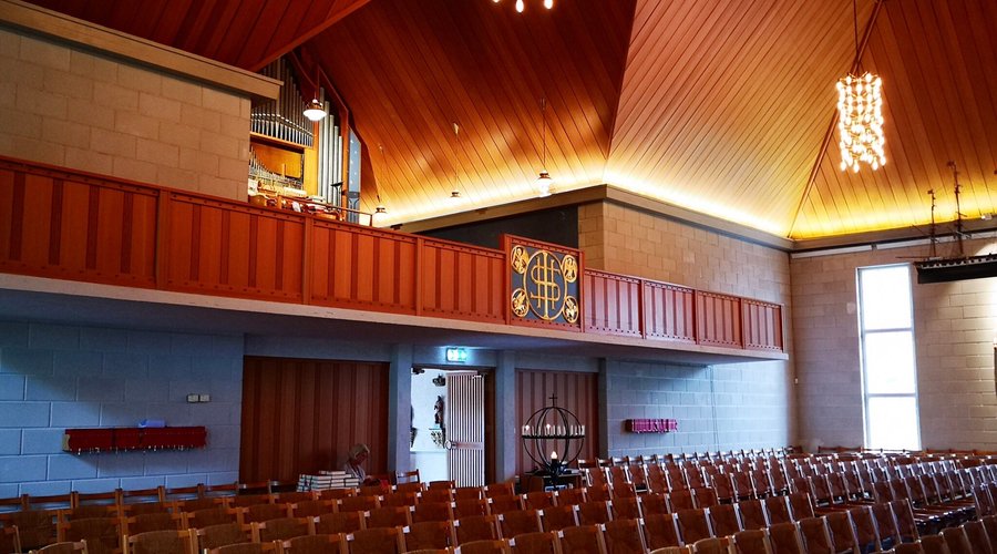 Kirke i Brevik fra 1963. Altertavle av Terje Grøstad.