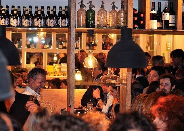L'intérieur d'ElDiset la nuit, avec une foule de clients