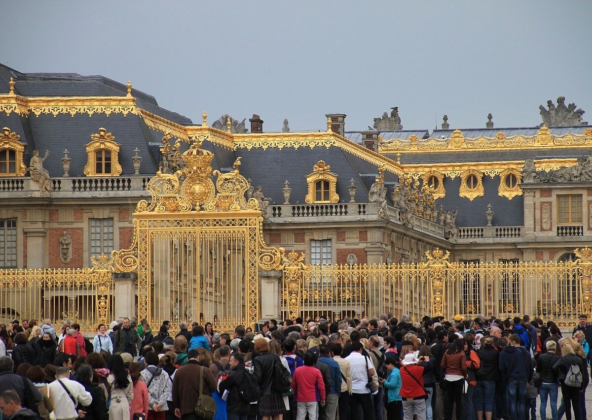 Golden paris. Версальский дворец, Версаль дворец Версаля. Версальский дворец во Франции Людовик 14. Экскурсия в Версальский дворец. Площадь Версальского дворца.