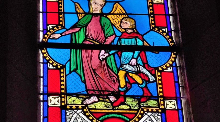 Il faut y entrer pour apprécier le charme de cette église. Il existait une église avant l'an 1000, on construisit une nouvelle au 12è, puis une autre au 19ème. Les étroits collatéraux et leurs voûtes en berceau perpendiculaires à l'axe du vaisseau central renforcent la structure. La série de coupoles séparées par des arcs doubleaux apporte un certain cachet, l'ensemble est joliment éclairé par des vitraux de belle facture, de styles variés, grisailles, abstraits en dalles de verre ou figuratifs.