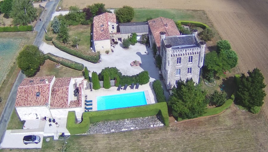 Photo vue du ciel de la maison d'hôtes dans son ensemble