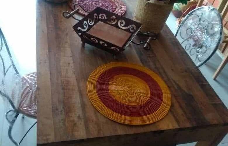 Sua mesa mais linda! Madeira de demolição decorada com Sousplat de fibra de Tucumã feito pelas mulheres das comunidades Ribeirinhas de Santarém, PA.