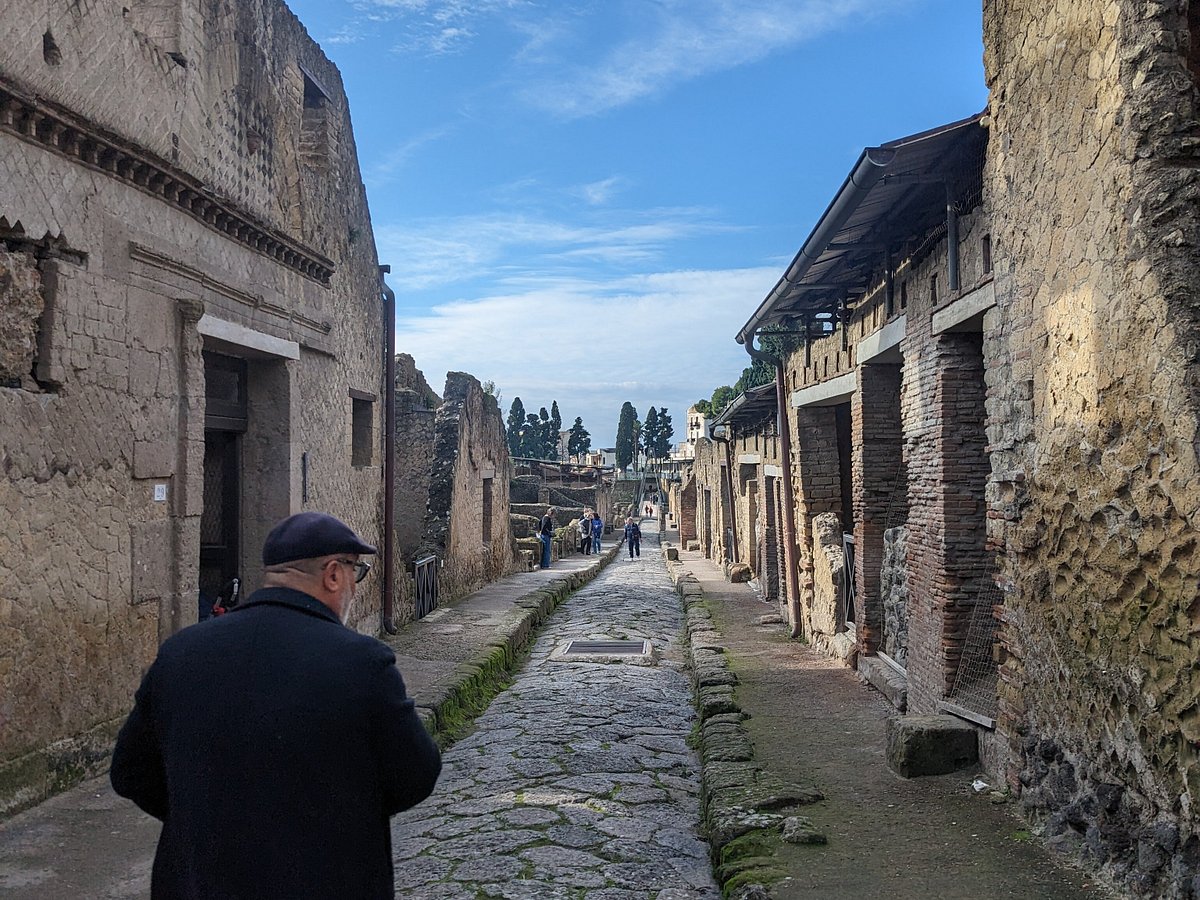 tours of pompeii with lello & co