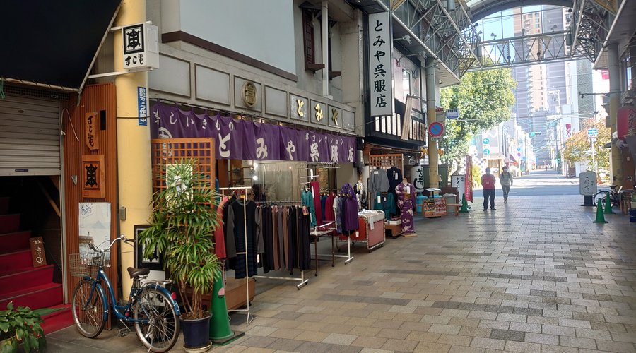 呉服店などもあります。年配者向けかな