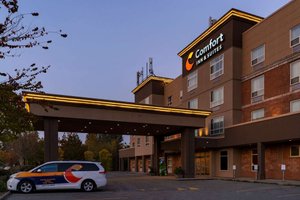 Comfort Inn & Suites Surrey in Surrey, image may contain: Hotel, Inn, Car, City