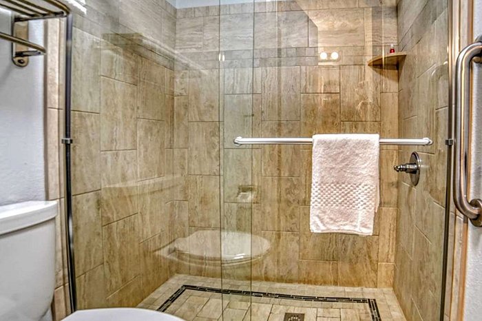 FUNGUS IN THE SHOWER?! - Picture of Quality Inn & Suites, College Park -  Tripadvisor