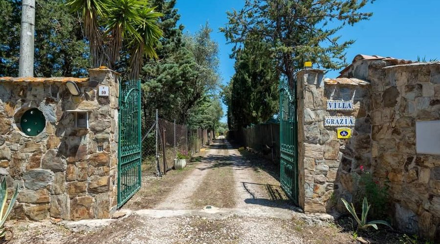 Entrance gate of the estate Villa Grazia Bed and breakfast Alghero