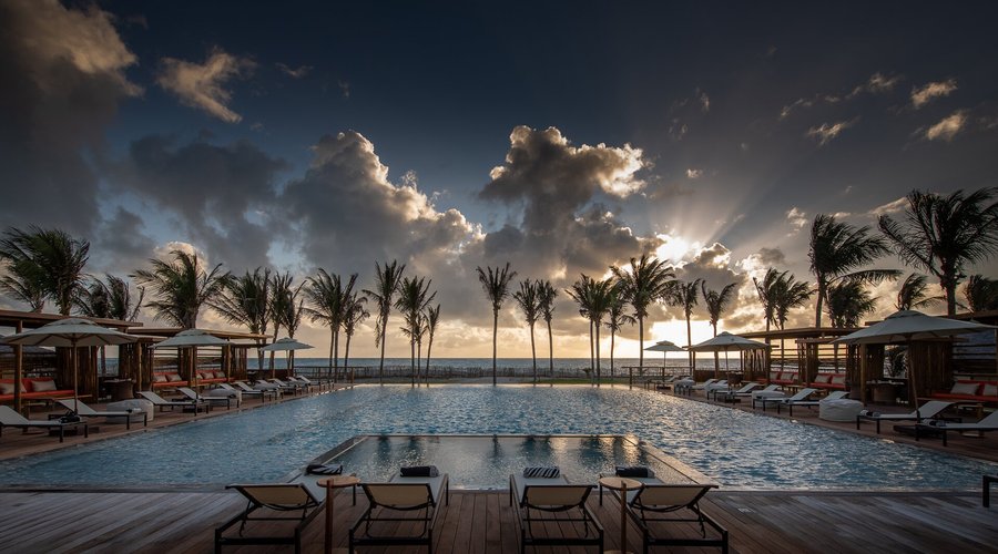 Piscina com borda infinita com vista para o mar. 
