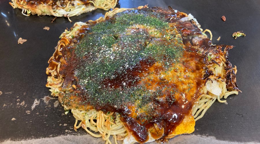 三原焼き（そば入りのモダン焼き＋鶏モツ、玉子のトッピング）