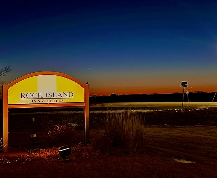 ROCK ISLAND INN & SUITES - Updated 2024 Prices & Hotel Reviews ...