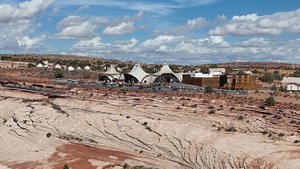 https://dynamic-media-cdn.tripadvisor.com/media/photo-o/27/b9/5f/d9/under-canvas-lake-powell.jpg?w=300&h=-1&s=1