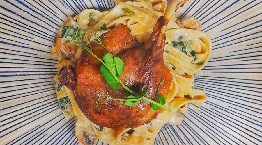 Coxa de pato confitada em azeite com pappardelle, cogumelos, espargos e trufa